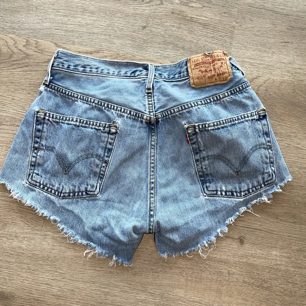 Levi's 501 Denim Jean Shorts Women cheeky-cut Size 33 reduced 30
